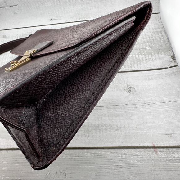 AUTHENTIC Louis Vuitton Taiga Clutch. Burgundy. - Picture 10 of 16
